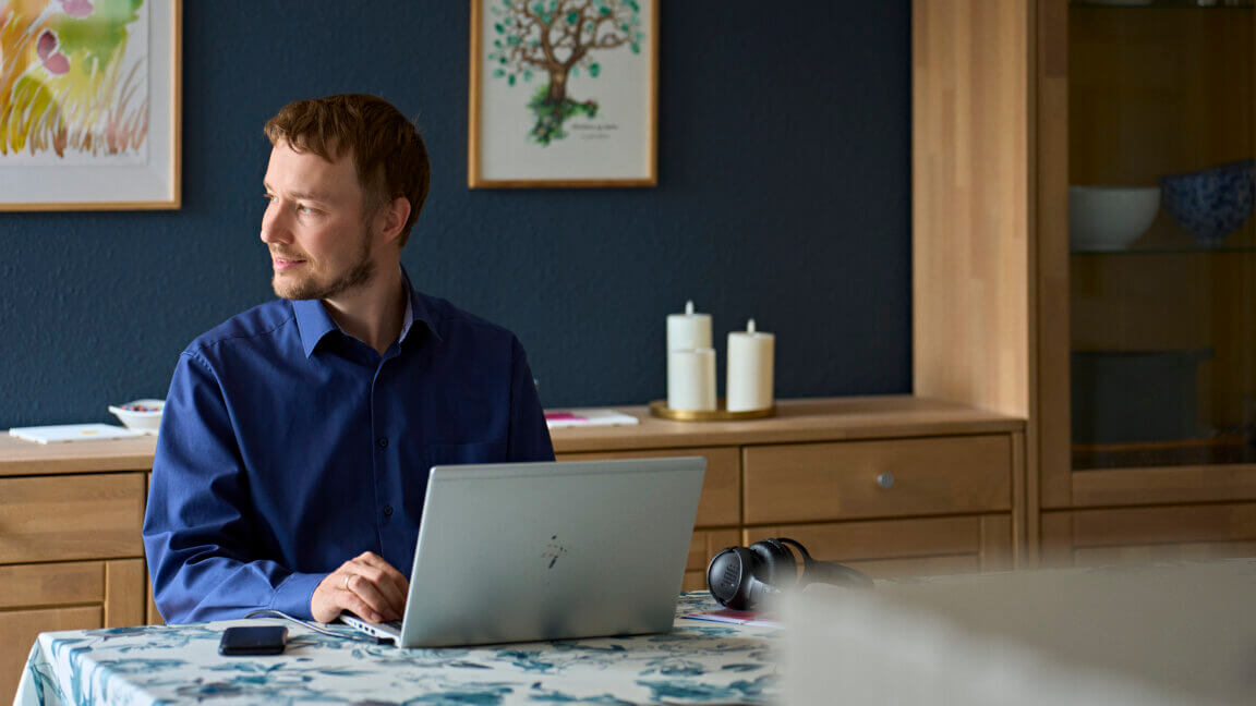 Billeder viser Søren, der sidder på sit kontor foran sin computer.