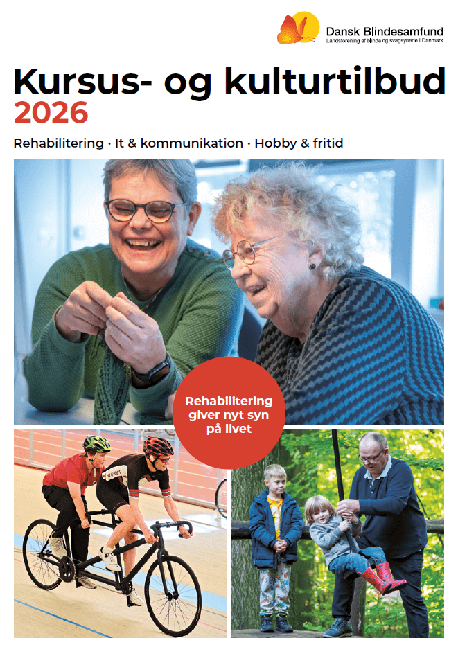 Forside af kursuskatalog. Øverst står der Kursus- og kulturtilbud 2026. Under er der er et stort billede af en midaldrende og en ældre kvinde der hækler sammen. De griner. Under det billede er der to mindre. Et af to tandemcykelryttere og en synshandicappet bedstefar med to børnebørn ved en svævebane.