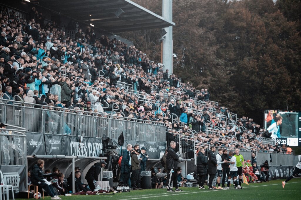 L&aelig;gterne er fyldt med fans p&aring; AGF stadion