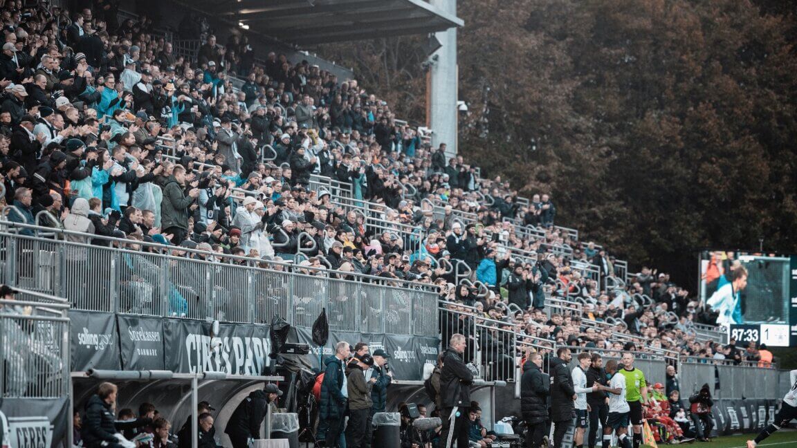 Lægterne er fyldt med fans på AGF stadion