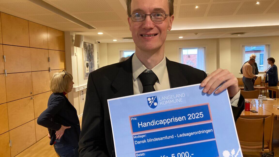 Erik Vind Frost står med diplomet på Handicapprisen