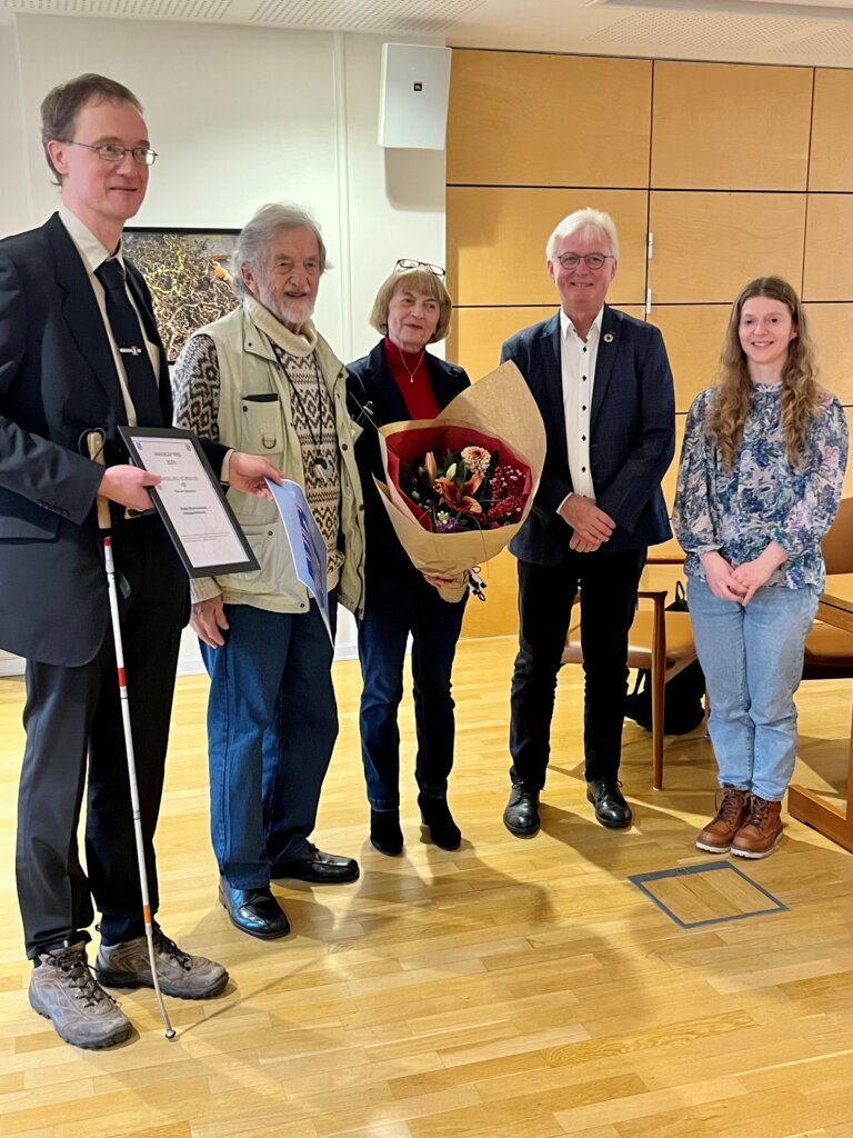 Erik vind Frost står med diplom ved siden af Poul og hans ledsager, borgmester og en kvinde fra DUOS