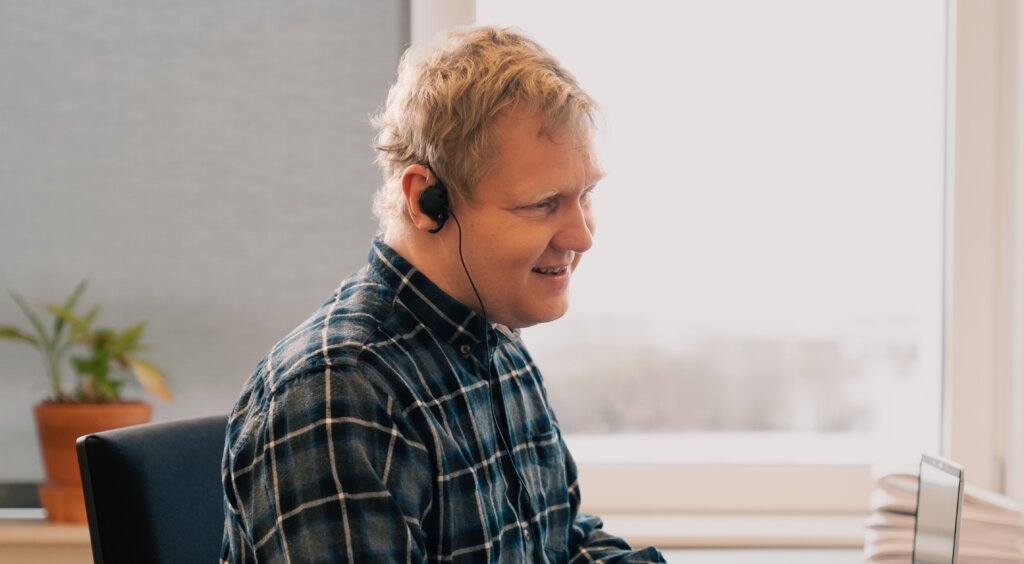 Jesper Holten lytter med h&oslash;retelefoner