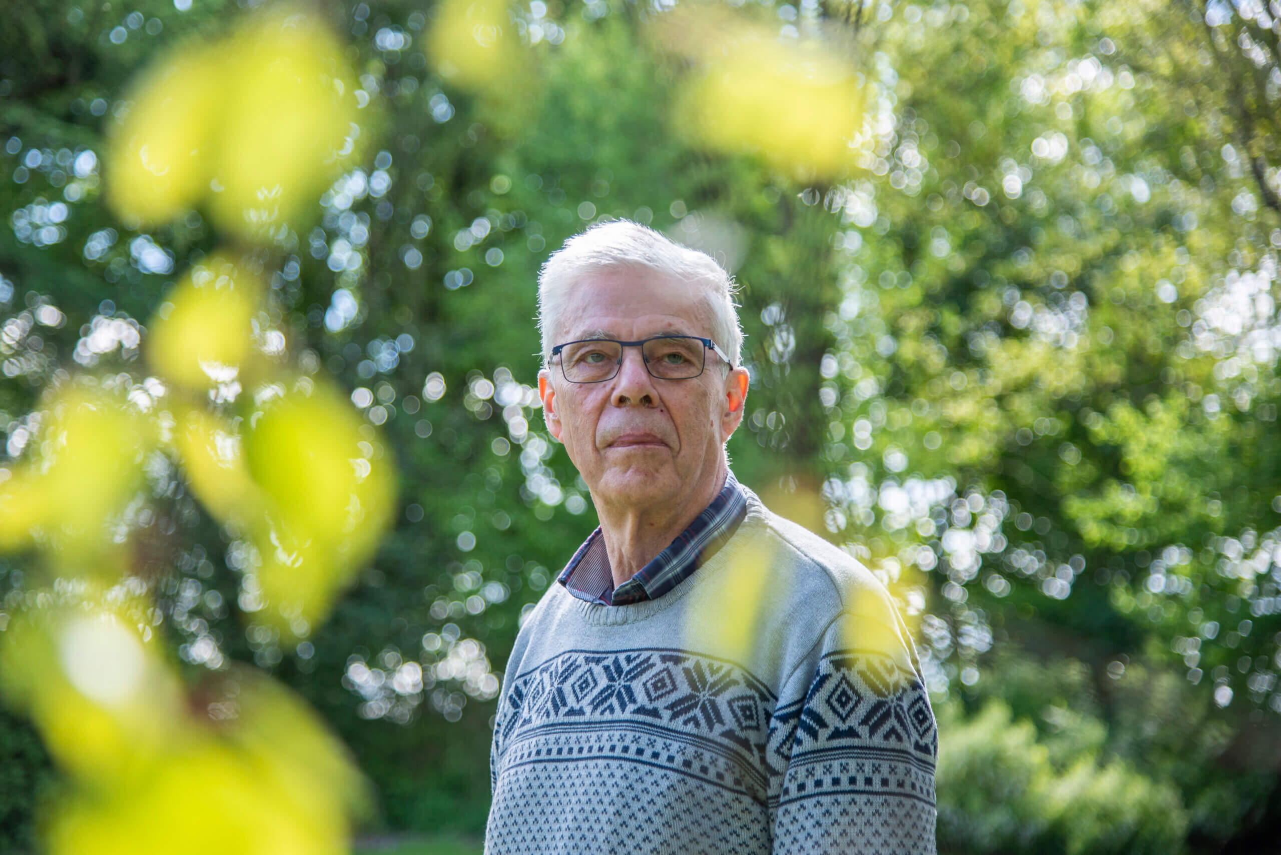 Portr&aelig;t af Orla der st&aring;r omringet af tr&aelig;er.