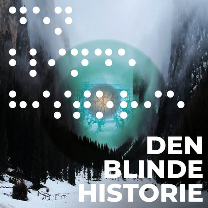 Logo af Den blinde historie. Nærbillede af et utydeligt øje. I baggrunden er der et lidt dystert vinterlandskab. Med bogstaver og punktskrift står der: Den blinde historie