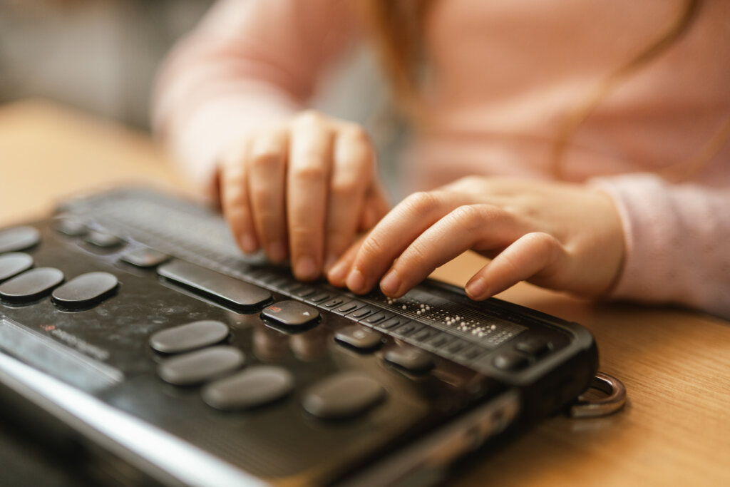 N&aelig;rbillede af Paloma som skriver p&aring; sit notatapparat