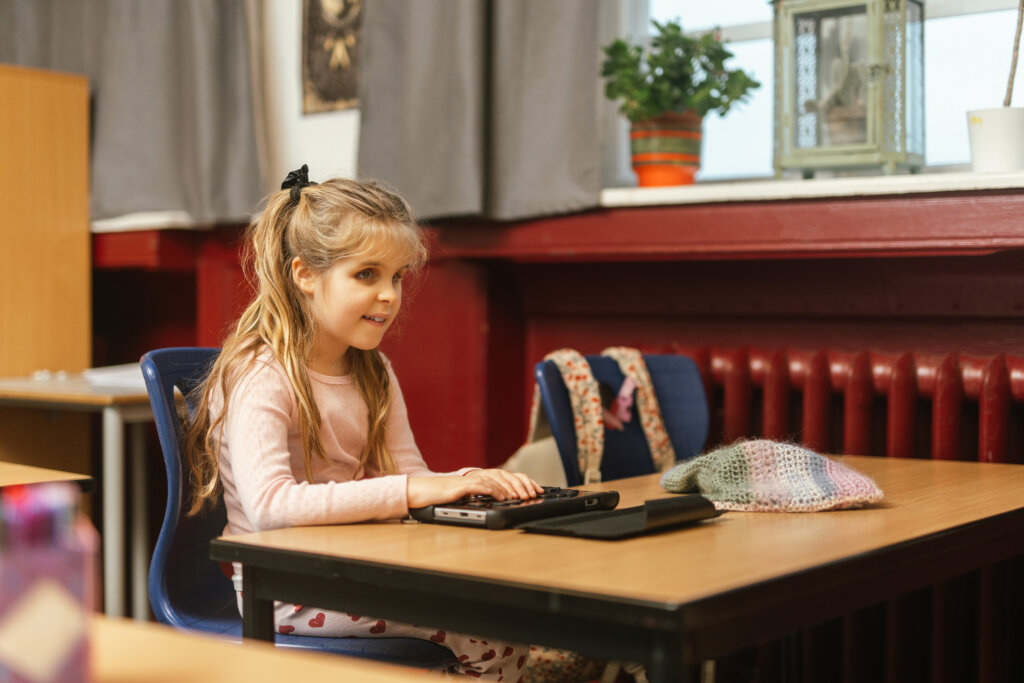 9-&aring;rige Paloma skriver p&aring; sit notatapparat i klasev&aelig;relset