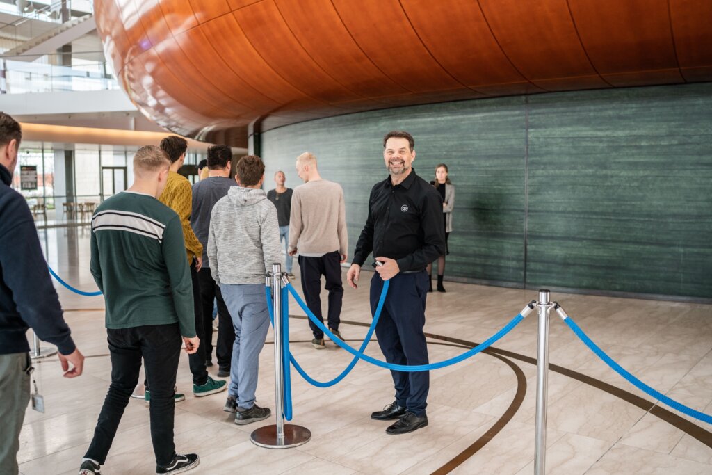 Publikum står i kø til forestilling på Operaen