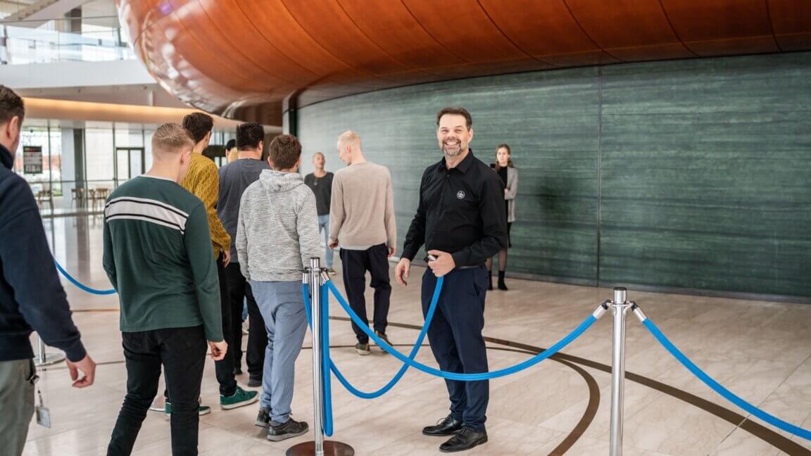 Publikum står i kø til forestilling på Operaen