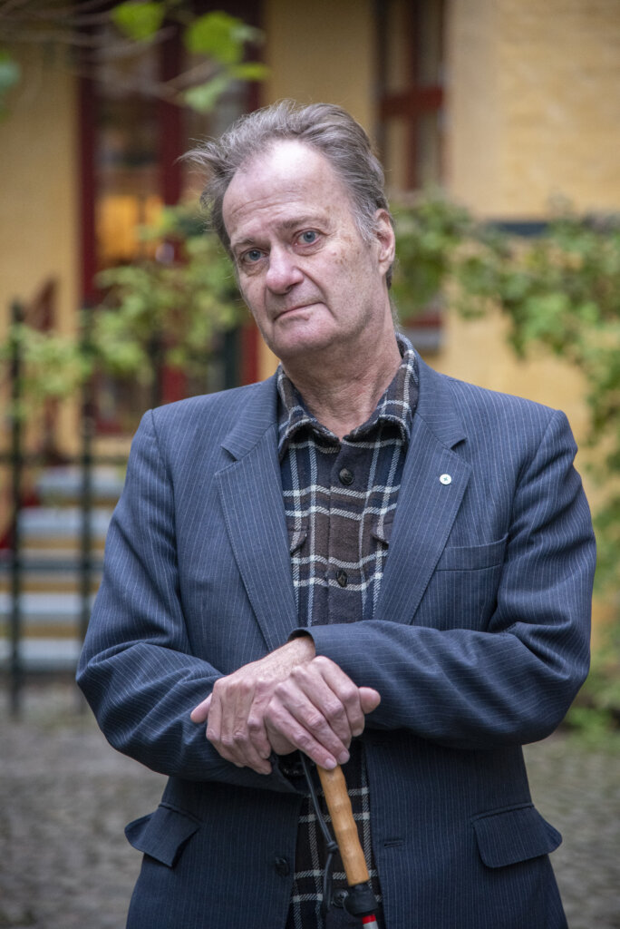 Portr&aelig;t af Knud Romer med sin blindestok uden for