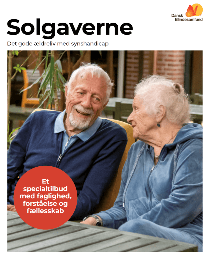 Forside af brochuren. To beboere (en mand og en kvinde) sidder ved et bord og taler smilende sammen. Øverst står der Solgaverne - Det gode liv med synshandicap. Og nederst til venstre er der en rød cirkel med teksten Et specialtilbud med faglighed, forståelse og fællesskab.