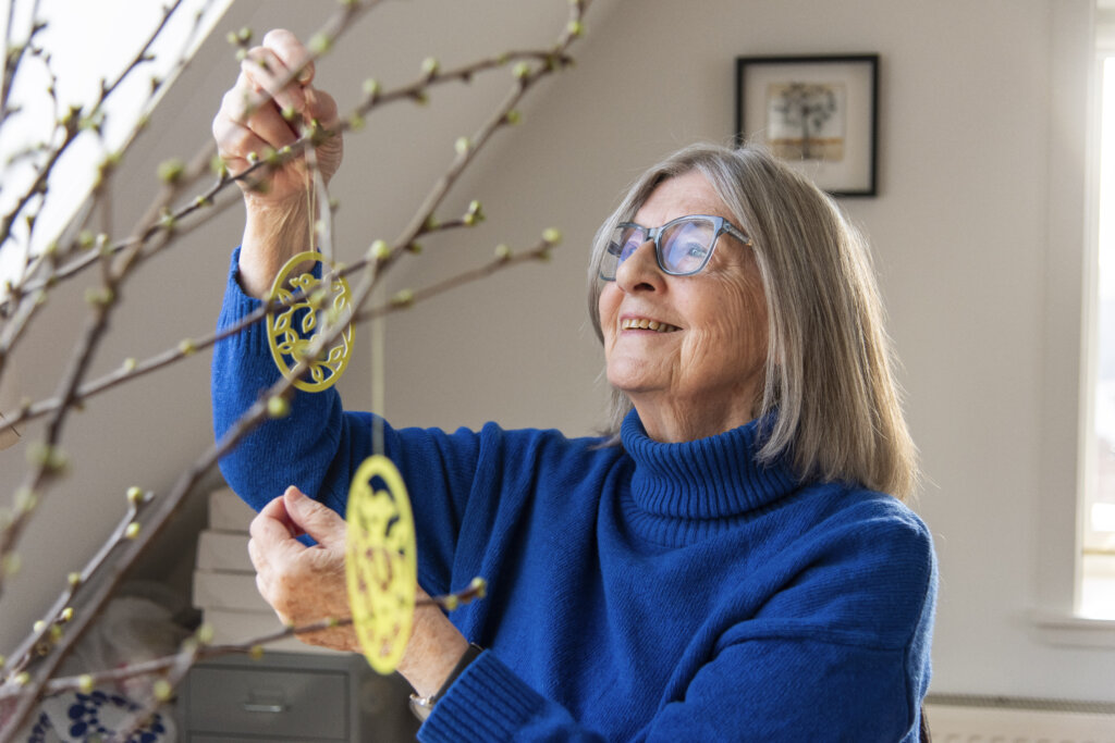 Gitte h&aelig;nger p&aring;skepynten p&aring; for&aring;rsgrene