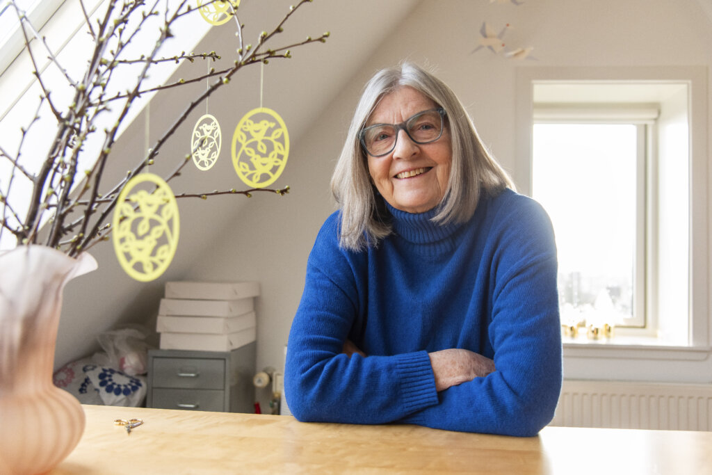 Portr&aelig;t af Gitte. Ved siden af st&aring;r en vase med for&aring;rsgrene, hvor p&aring;skepynten h&aelig;nger