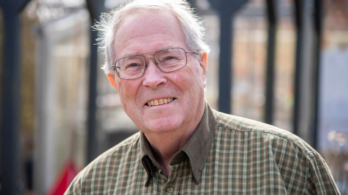 Portræt af smilende Michael uden for