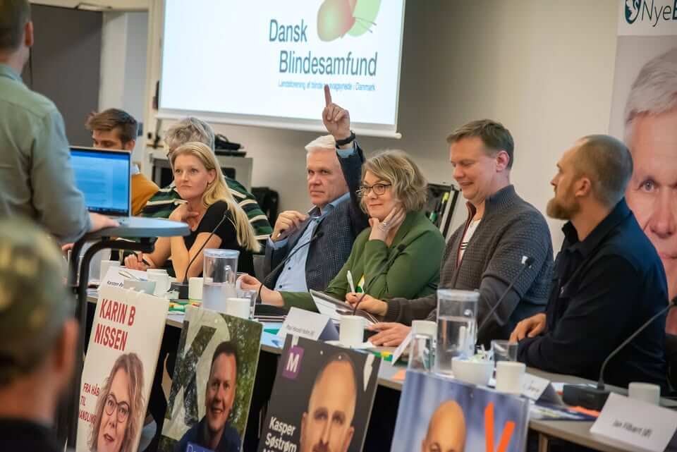 7 politikere sider ved et langbord til en valgdebat fra sidste folketingsvalg