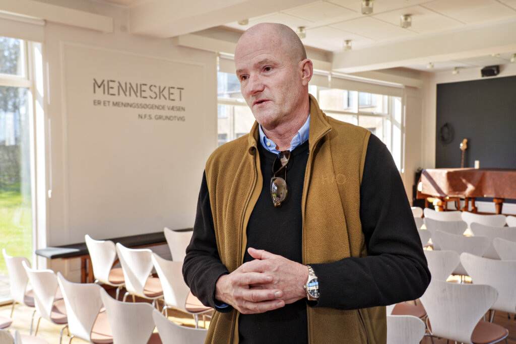 Jens Beermann viser efterskolen frem