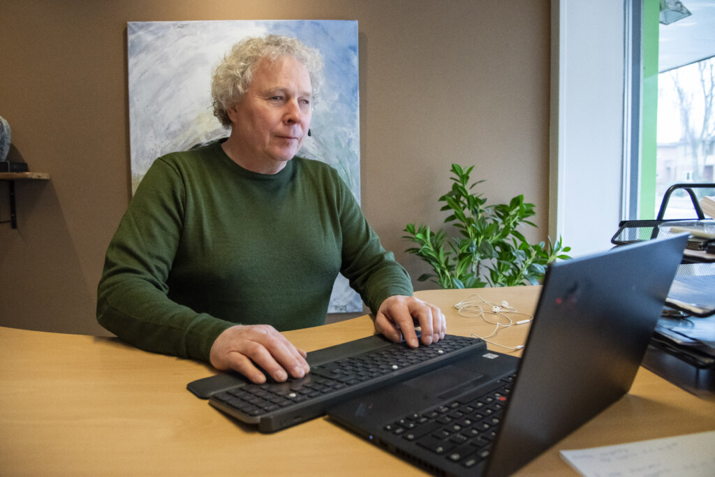 Thomas skriver p&aring; sin computer p&aring; kontoret