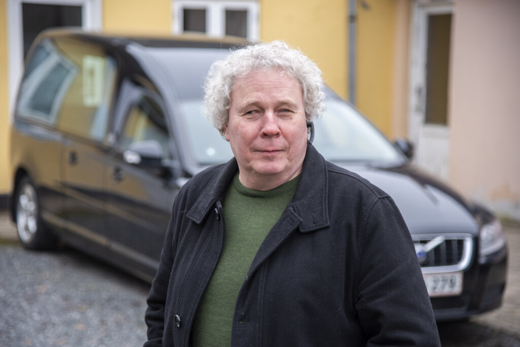 Thomas st&aring;r ude foran en rustvogn
