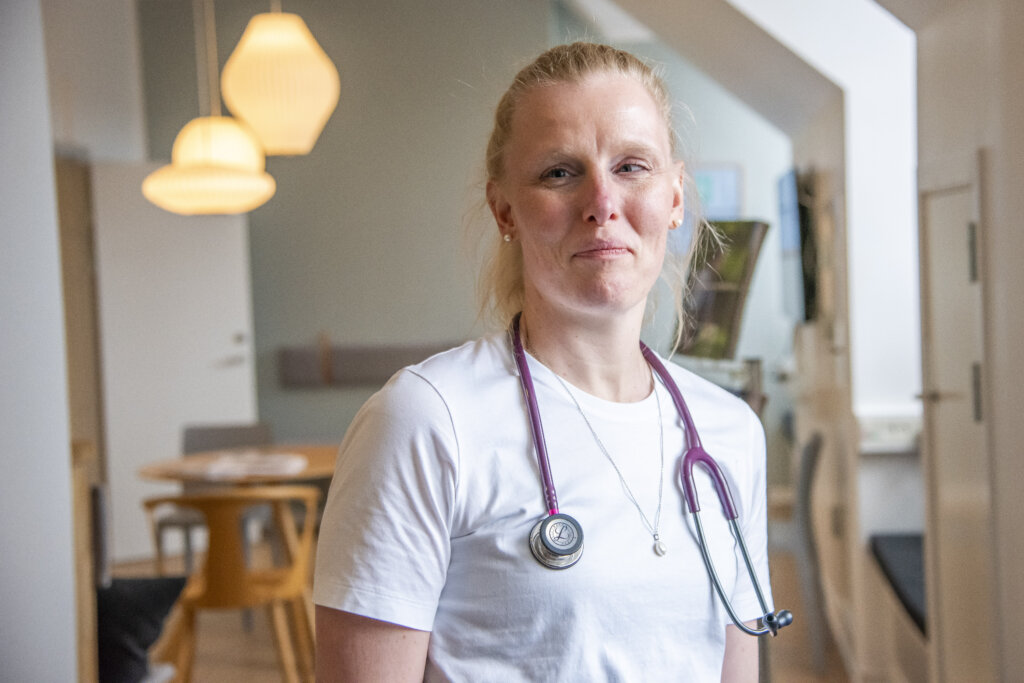 Portr&aelig;t af Stine med stetoskop om halsen