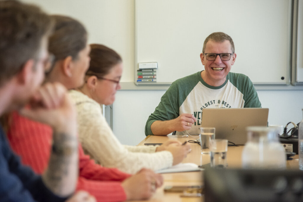 Underviseren Jesper griner sammen med deltagerne