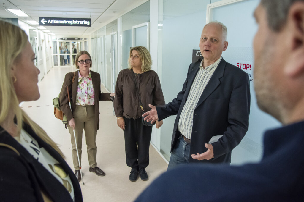 Toke giver rundvisning på AMD klinik på Aarhus Universitetshospital