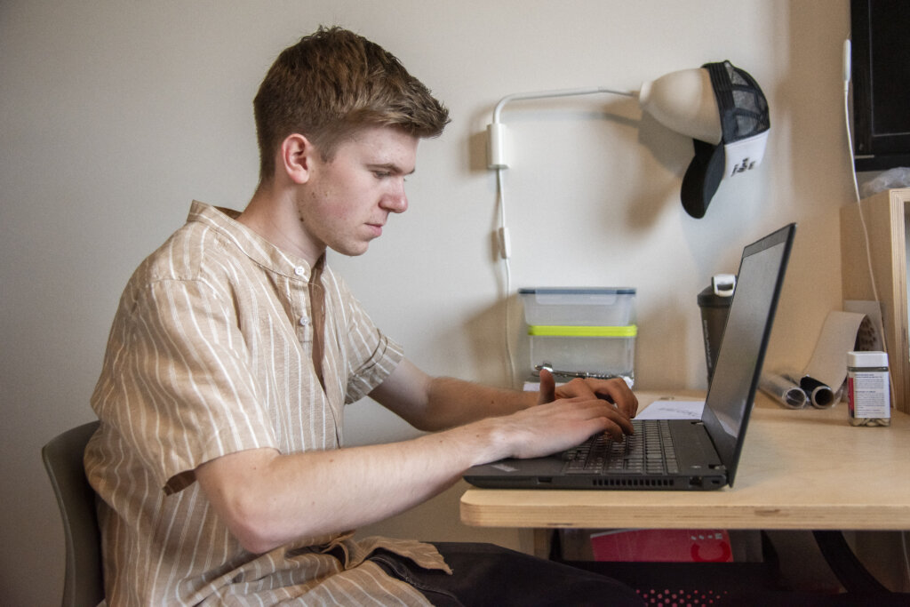 Sigurd skriver på sin computer