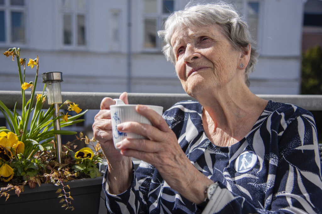 Gretchen drikker kaffe på sin altan