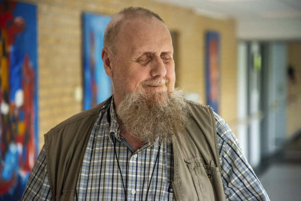 Lars st&aring;r smilende p&aring; gangen p&aring; Solgaven