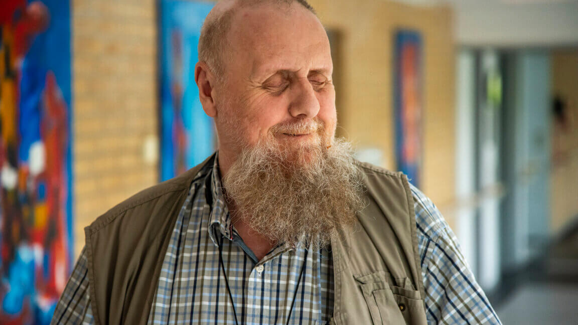 Lars står smilende på gangen på Solgaven
