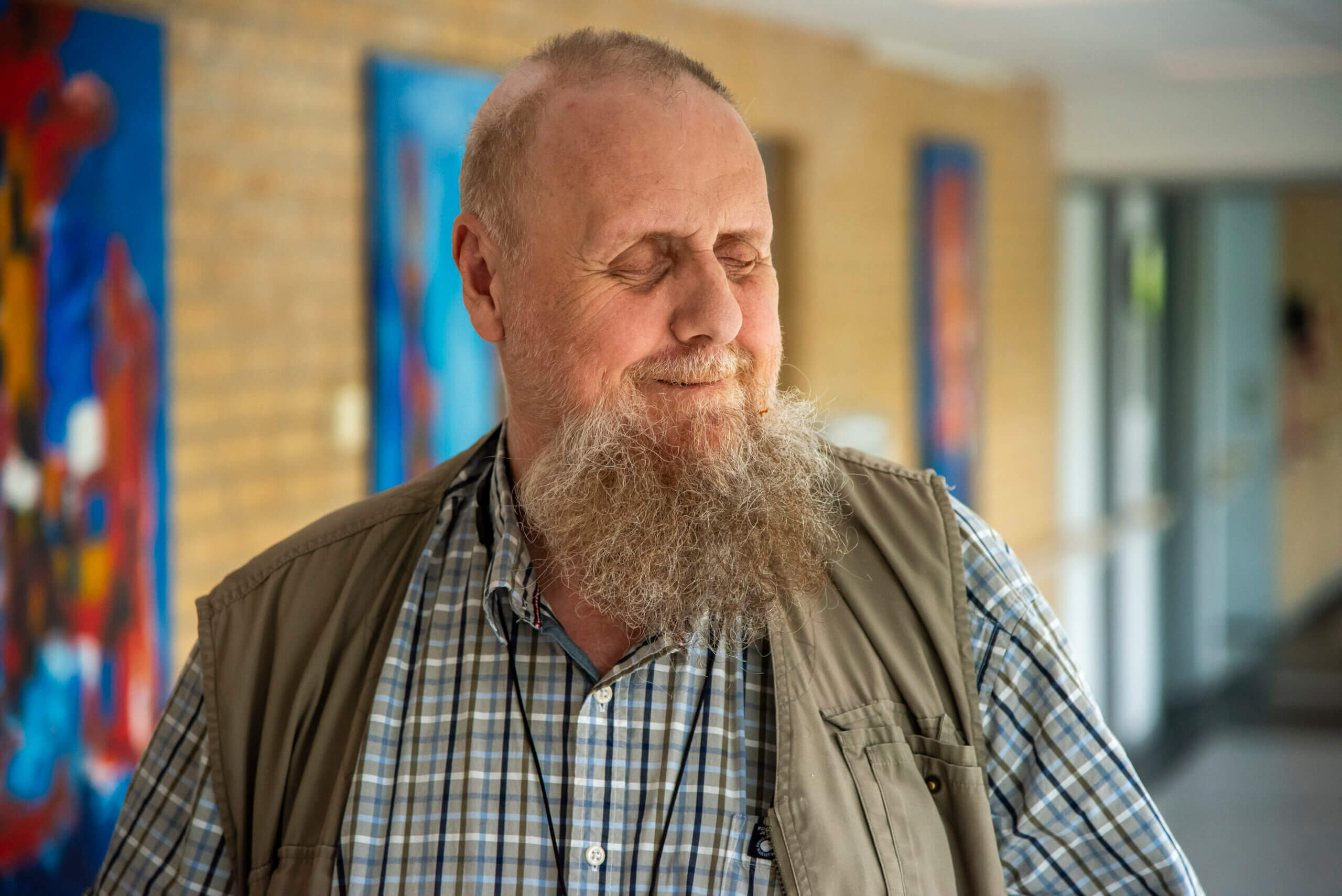 Lars står smilende på gangen på Solgaven