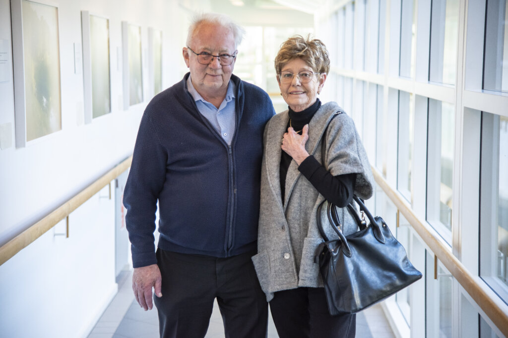 Dot og hendes mand John st&aring;r og holder om hinanden, mens de smiler ind i kameraet