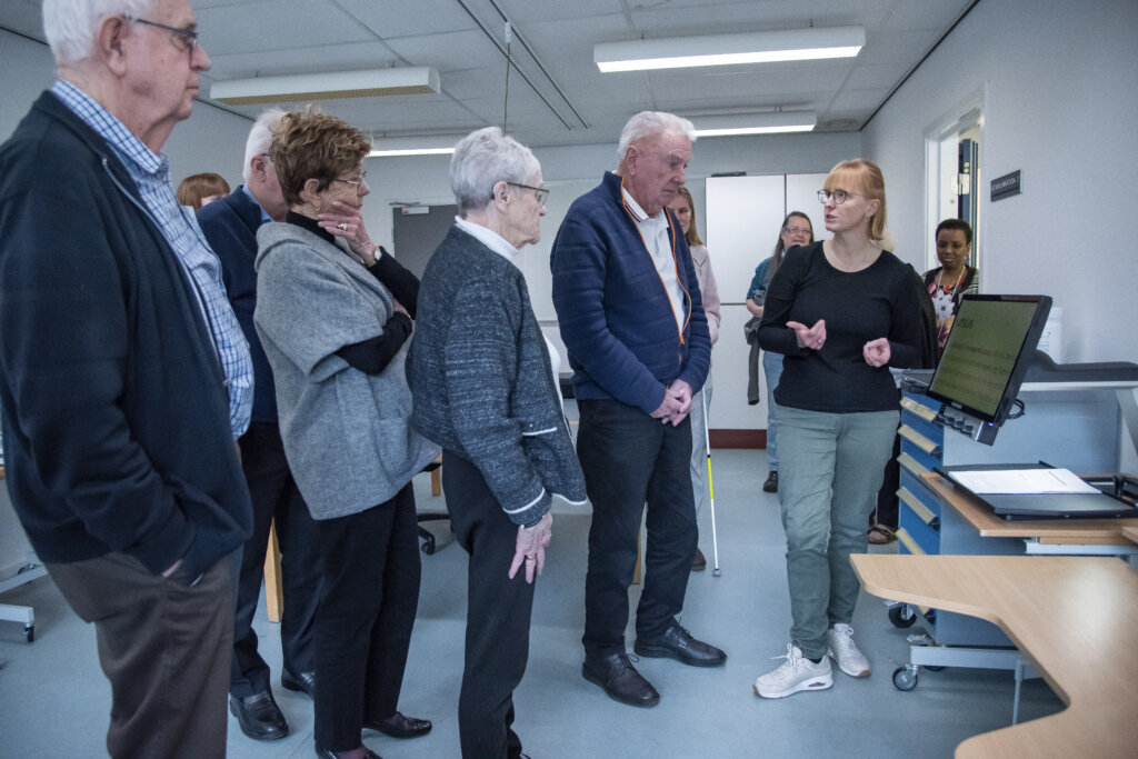 P&aring; billedet ses Dot og de andre der deltager i kurset "N&aring;r synet svigter" p&aring; Fuglesangscenteret