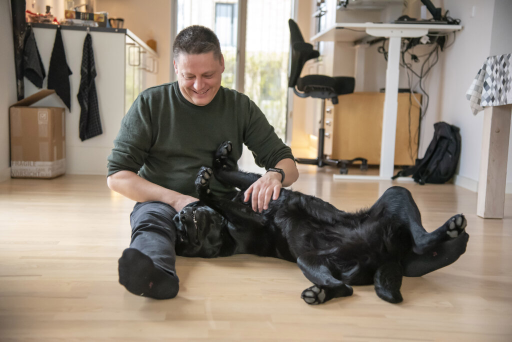 Kenneth k&aelig;ler Astrid, der ligger med fire poter i vejret