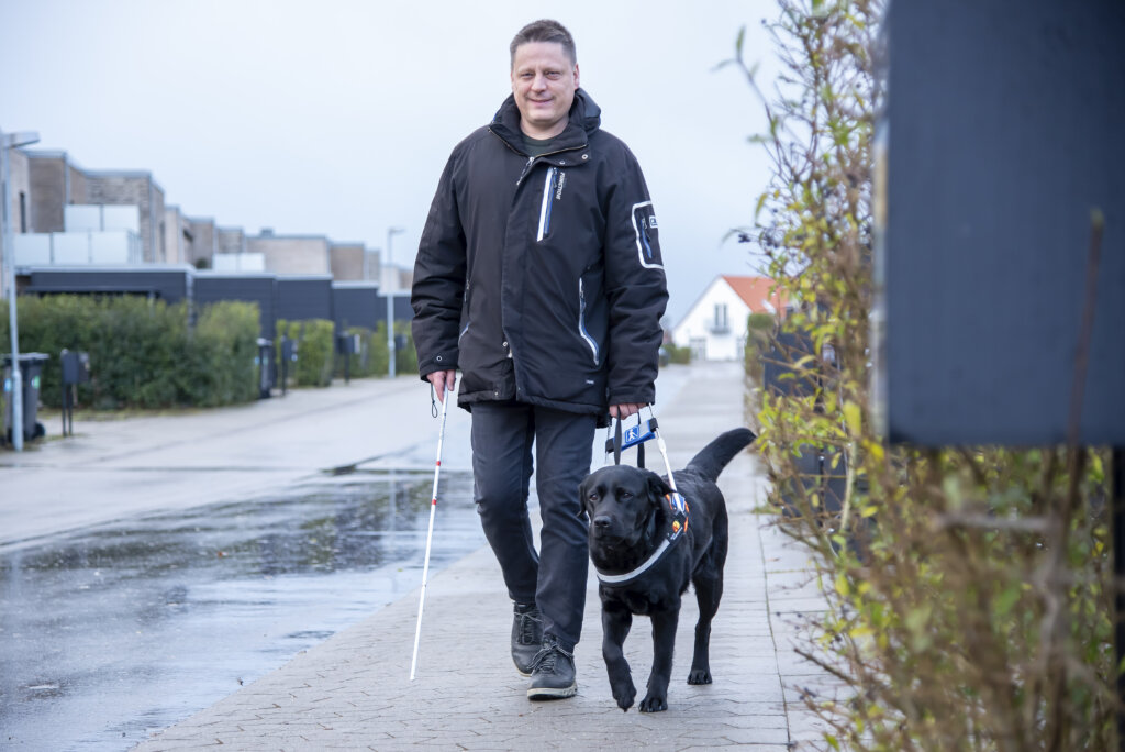 Kenneth og Astrid kommer g&aring;ende p&aring; fortov