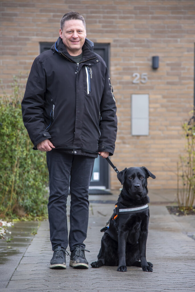 Kenneth og Astrid st&aring;ende foran hovedd&oslash;r