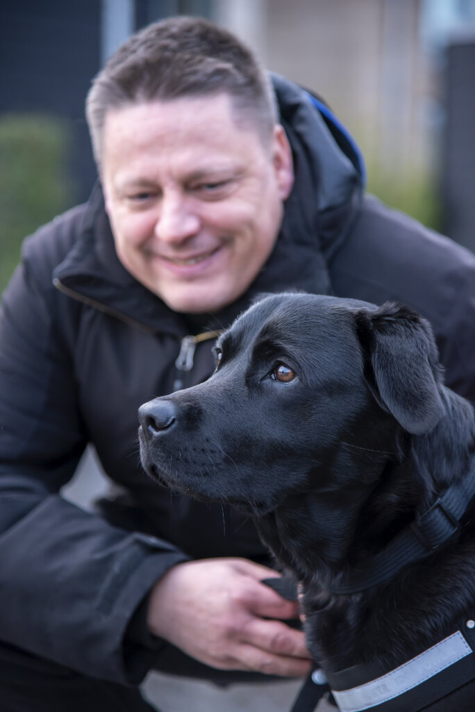 Med Astrid i h&aring;nden oplever Kenneth en stor frihed og tryghed