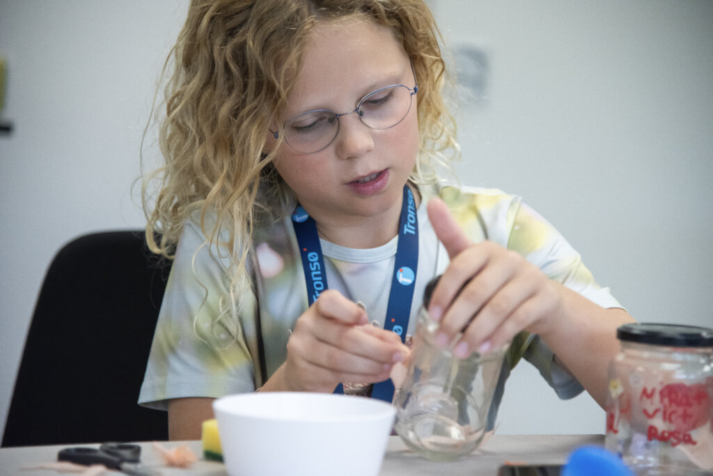 9-&aring;rige Mira laver decoupage p&aring; glas