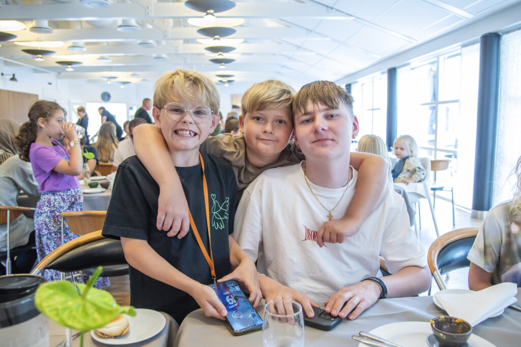 Tre drenge holder om skuldrene p&aring; hinanden. Linus, Eik og Magnus