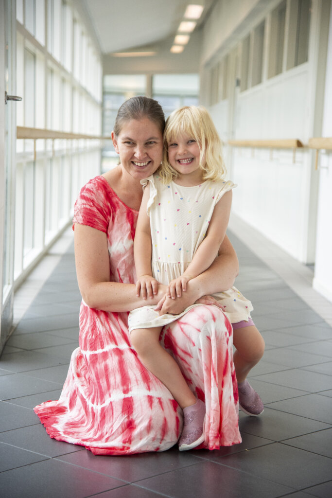 Kristina sidder p&aring; hug sammen med datteren Lea p&aring; 4 &aring;r