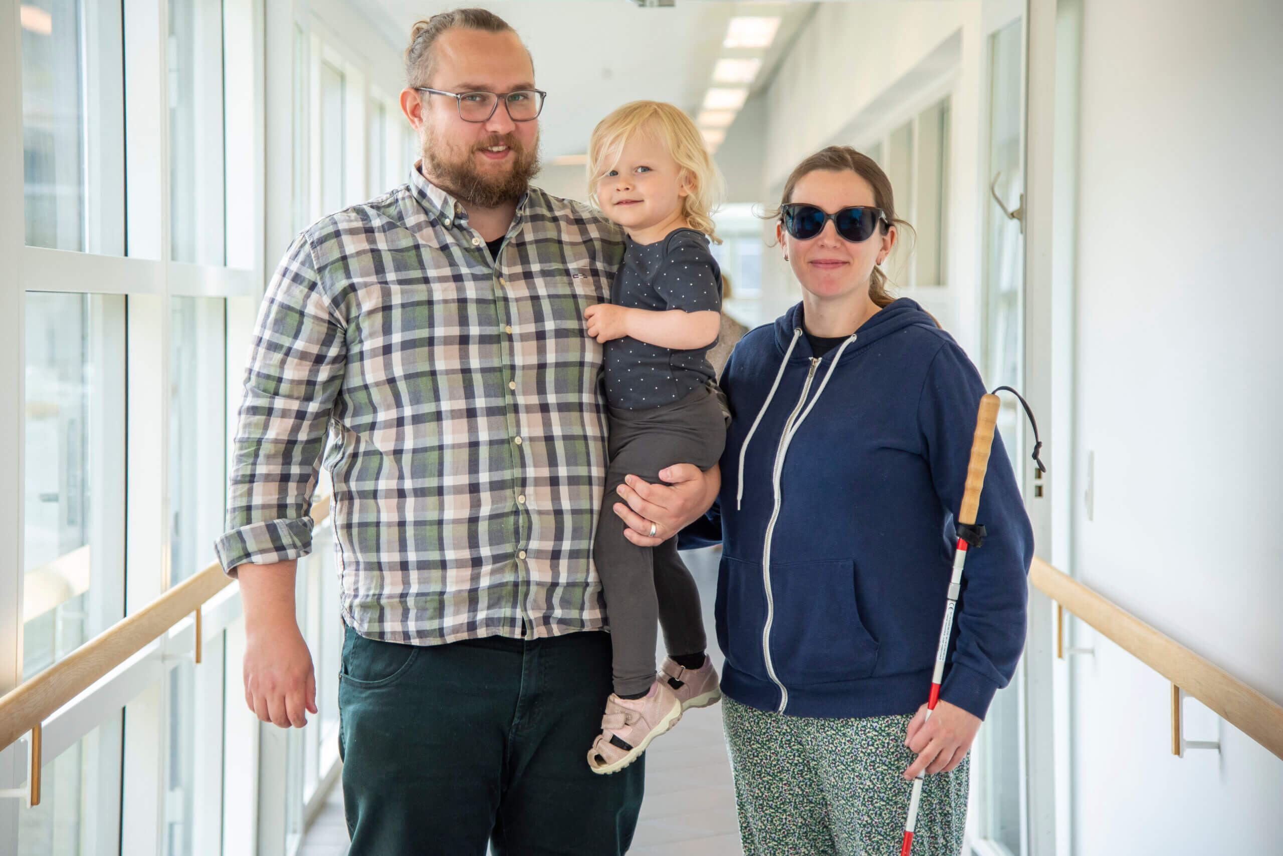 Patrick holder Saga på armen. Ved siden af står Emilie med sin blindestok
