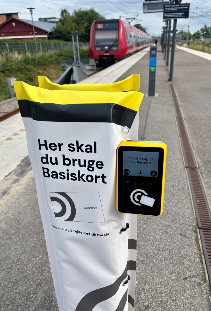 Stander til basiskort. I baggrunden ses et S-tog