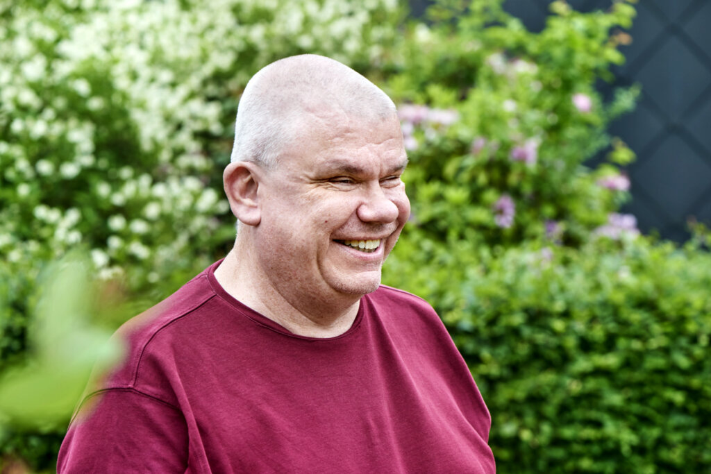 Portræt af smilende Arne udenfor