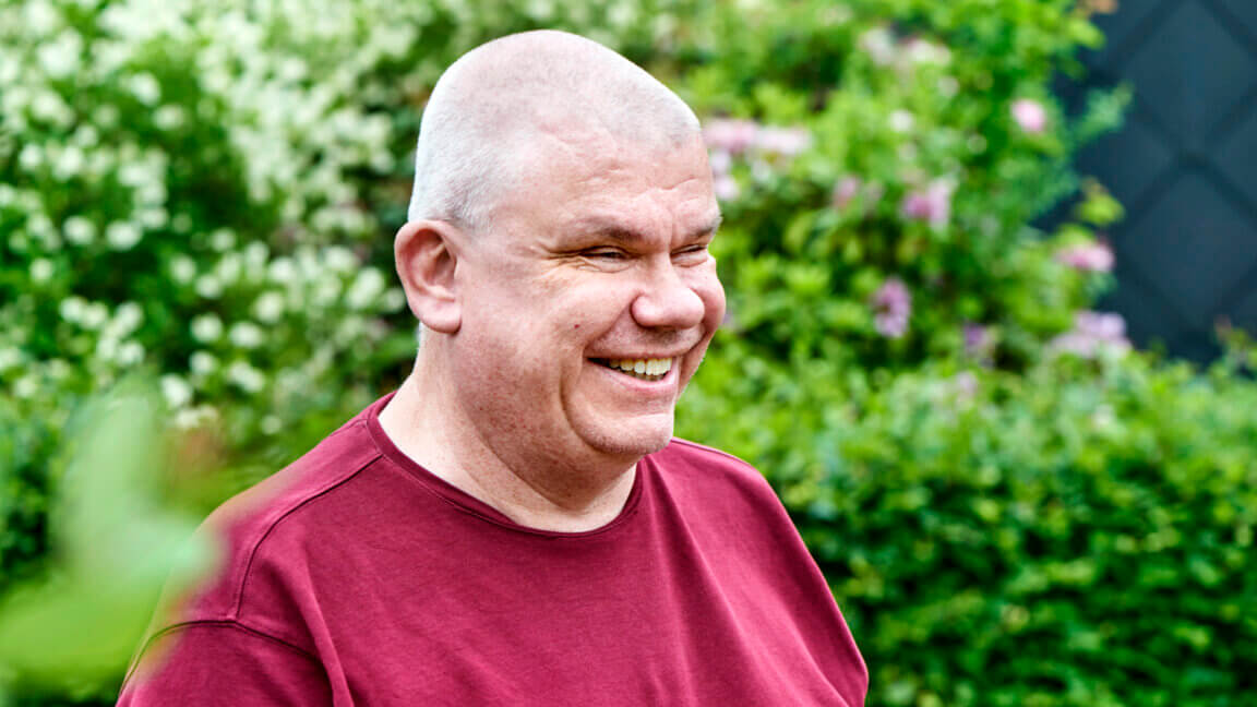 Portræt af smilende Arne udenfor