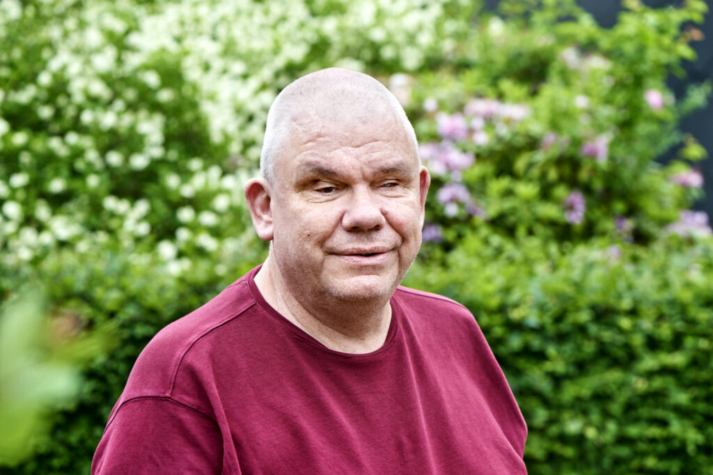 Portræt af Arne, som står uden for