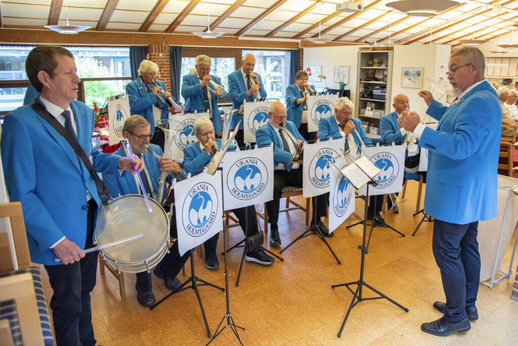 Holmegaard glasorkester Urania spiller på glasinstrumenter