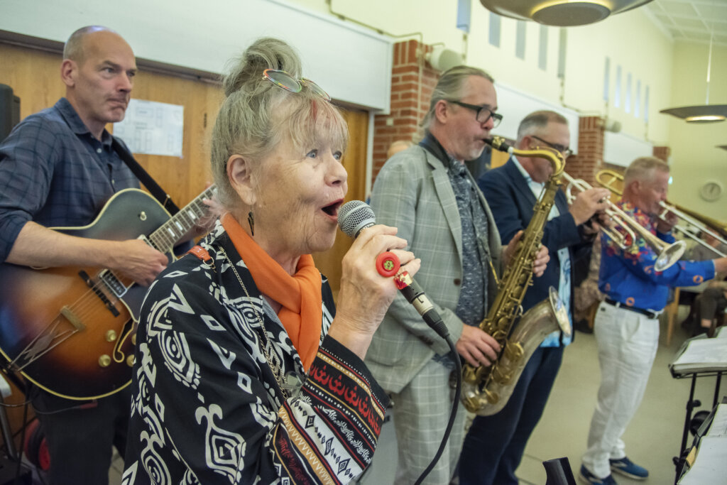 Daimi synger med sit jazzband