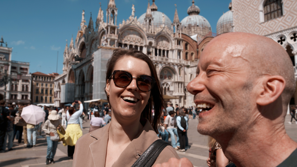 C&aelig;cilie og Frank p&aring; Markuspladsen i Venedig