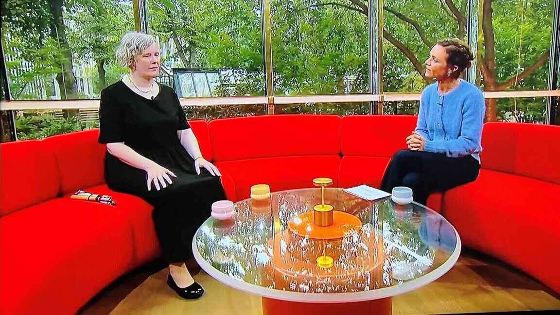 Anne Sofie sidder sammen med værten i den røde sofa i Go' morgen Danmarks studie