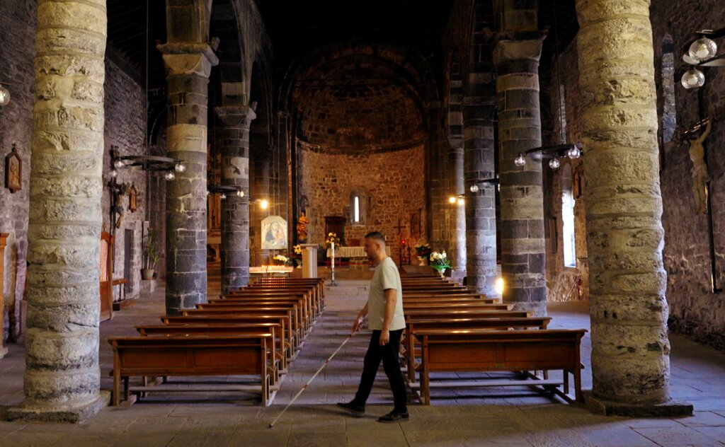 Edis bes&oslash;ger en stenkirke i Cinque Terre