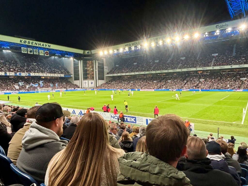 Banen i Parken og publikum p&aring; tribunerne